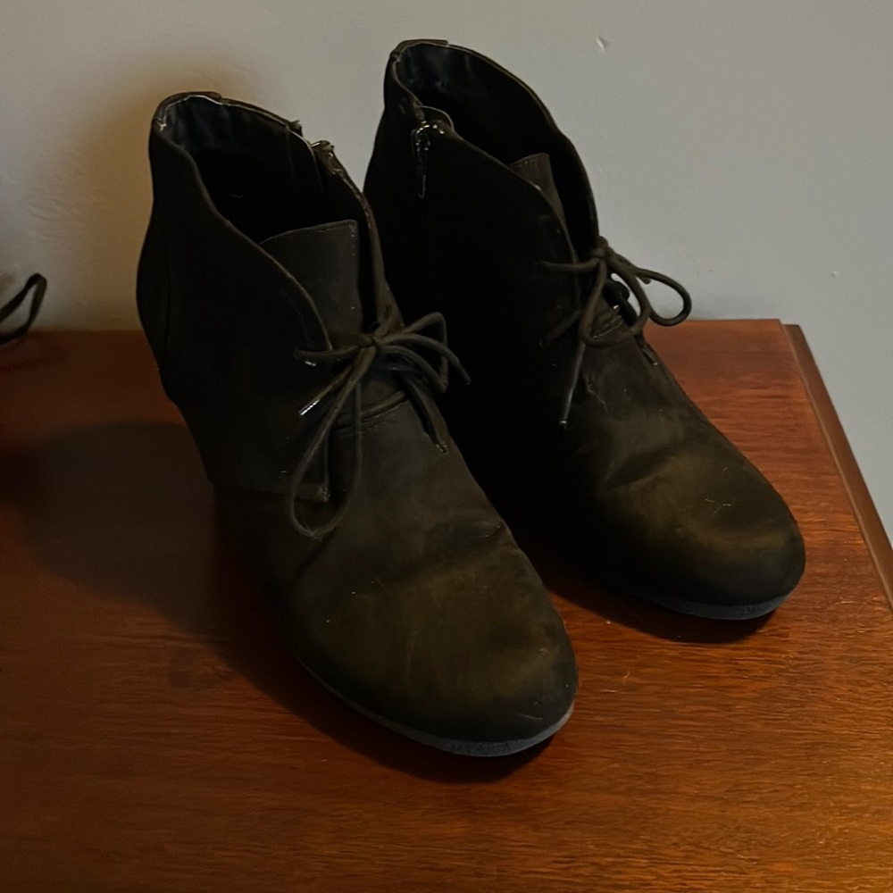 Black wedge boots